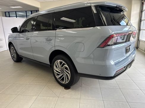 Used 2025 Lincoln Navigator Reserve AWD/4WD image 5