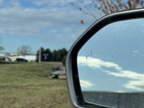 Used 2023 Ford Explorer XLT image 12