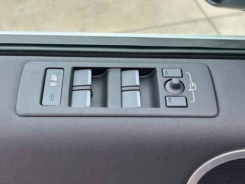 Used 2025 Land Rover Discovery S image 26