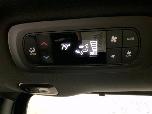 Used 2025 Chrysler Pacifica Limited FWD image 29