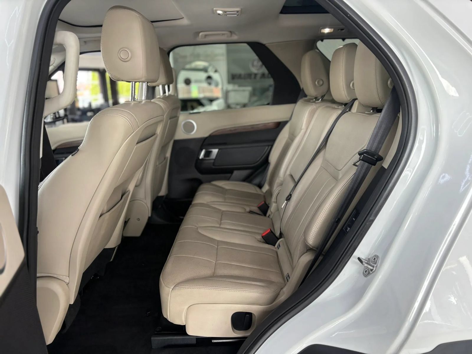 Used 2017 Land Rover Discovery HSE AWD/4WD image 9