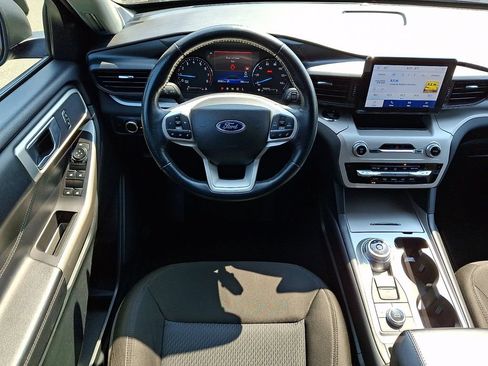 Used 2023 Ford Explorer XLT AWD/4WD image 2