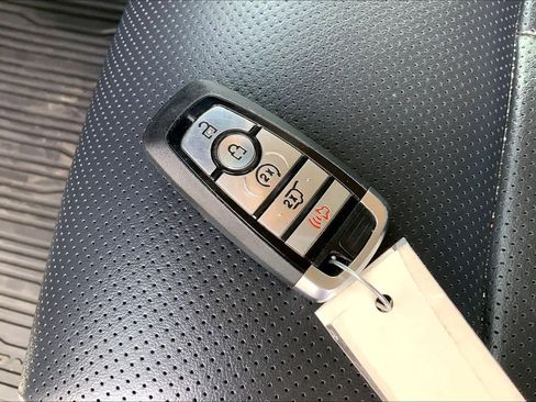 Used 2023 Ford Expedition XLT image 15