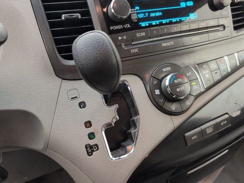 Used 2013 Toyota Sienna LE image 30