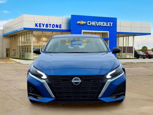 Used 2025 Nissan Altima 2.5 SV FWD image 2