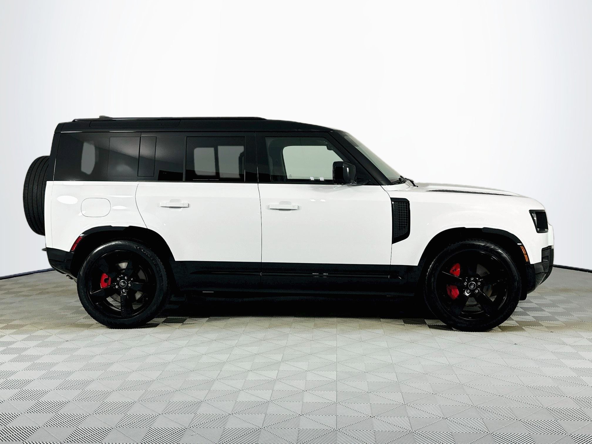 Certified 2024 Land Rover Defender 110 X-Dynamic SE AWD/4WD image 4