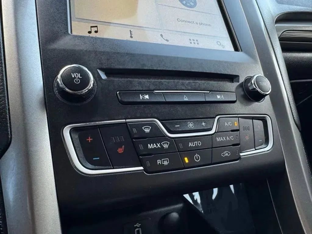 Used 2018 Ford Fusion SE w/ Equipment Group 602A FWD image 15
