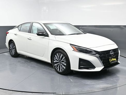 Used 2025 Nissan Altima 2.5 SV image 3