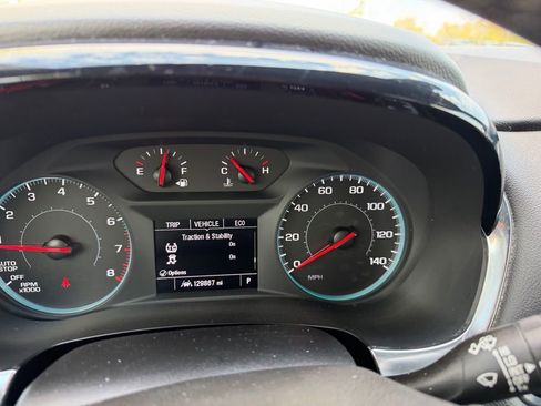 Used 2023 Chevrolet Traverse LT FWD image 17
