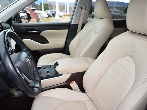 Used 2022 Toyota Highlander XLE image 10