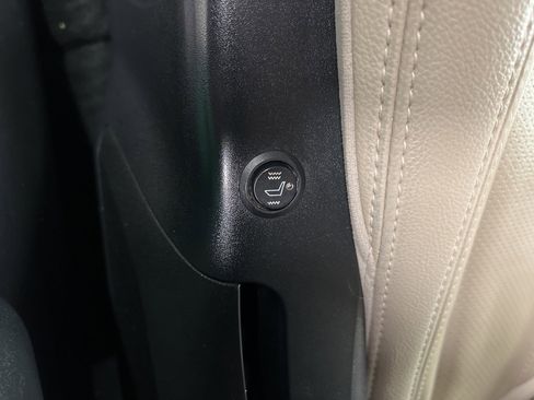 Used 2020 Land Rover Range Rover Velar S image 28