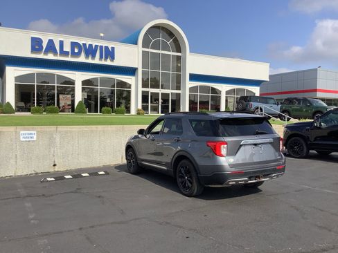 Used 2022 Ford Explorer XLT w/ Equipment Group 202A image 5