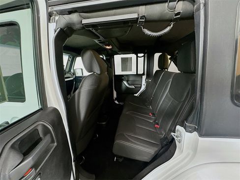 Used 2015 Jeep Wrangler Unlimited Sahara image 20