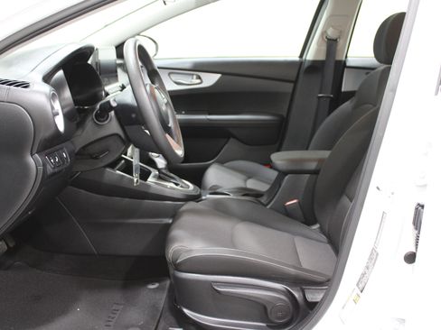 Used 2023 Kia Forte LXS w/ LXS Technology Package image 3