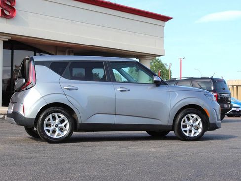Used 2025 Kia Soul LX w/ LX Technology Package FWD image 3