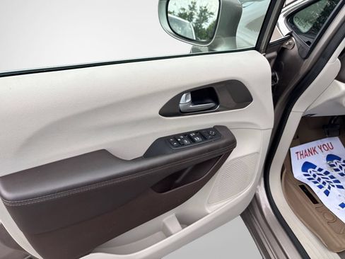 Used 2017 Chrysler Pacifica Touring-L FWD image 14