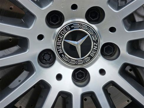 Used 2025 Mercedes-Benz GLC 300 image 11