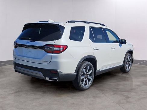 New 2025 Honda Pilot Touring image 2