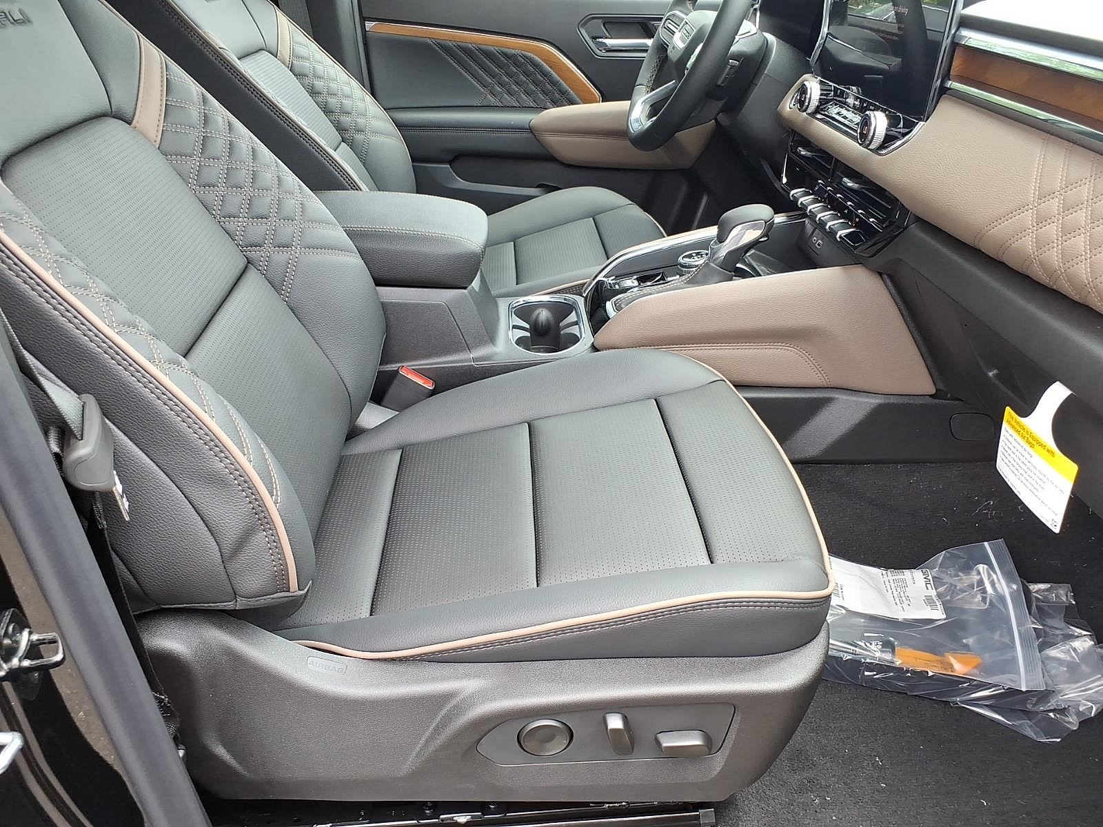 New 2026 GMC Canyon Denali w/ LPO, Denali Black Edition AWD/4WD image 7