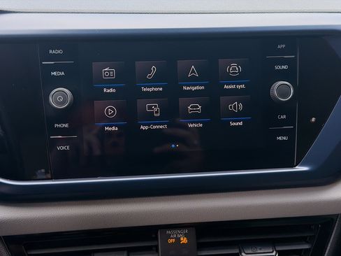 Used 2022 Volkswagen Taos SE w/ Panoramic Sunroof Package FWD image 11