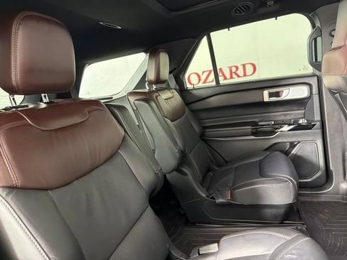 Used 2023 Ford Explorer Platinum w/ Technology Package AWD/4WD image 18