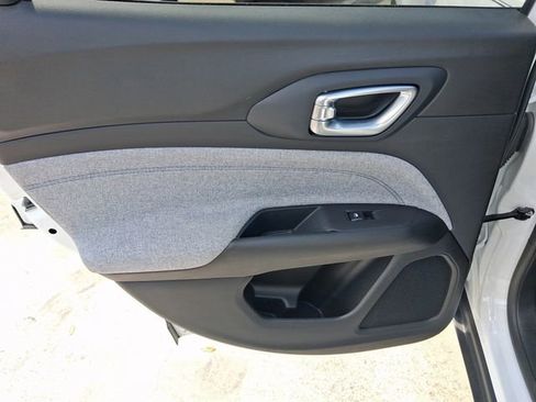 Used 2023 Jeep Compass Latitude image 9