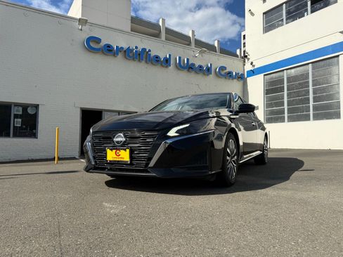 Used 2023 Nissan Altima 2.5 SV image 1