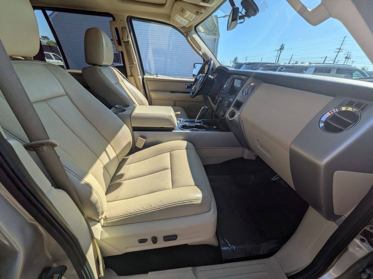Used 2017 Ford Expedition Limited w/ Equipment Group 301A AWD/4WD image 18