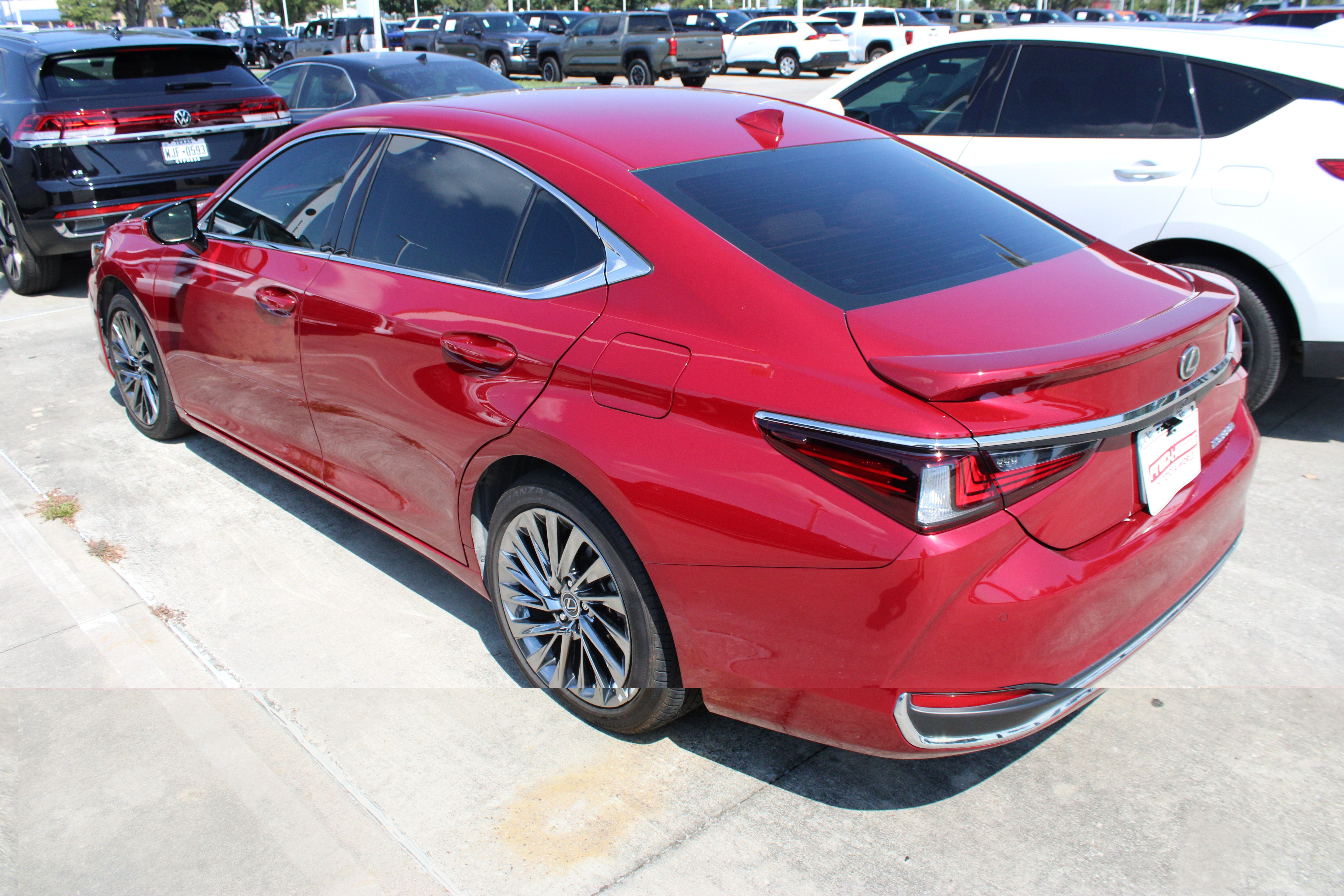 Used 2025 Lexus ES 300h Ultra Luxury w/ Accessory Package (Z2) FWD image 5