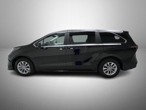 Used 2026 Toyota Sienna LE FWD image 8
