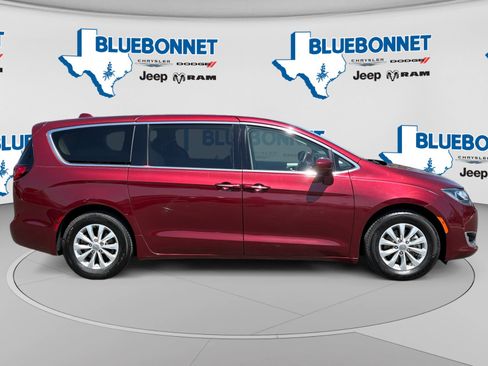 Used 2018 Chrysler Pacifica Touring Plus FWD image 4