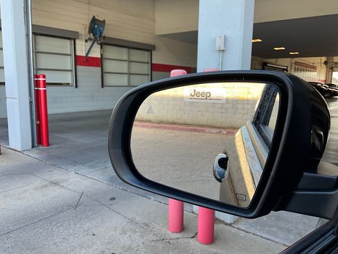 Used 2025 Jeep Compass Latitude image 18