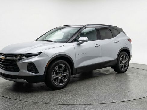 Used 2025 Chevrolet Blazer LT FWD image 3