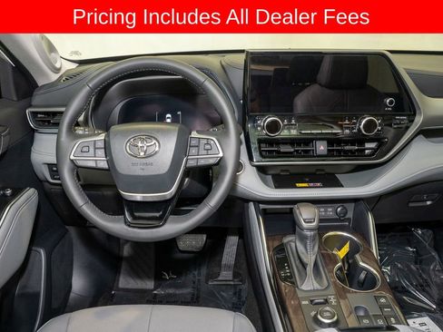 Used 2026 Toyota Highlander Platinum AWD/4WD image 7