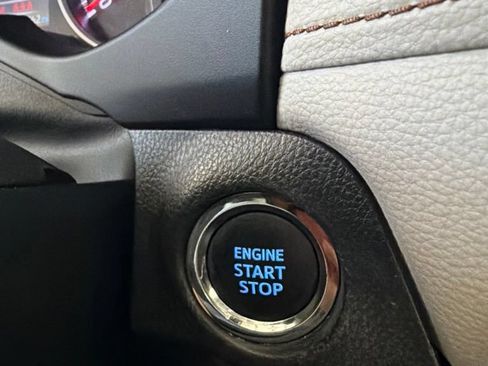Used 2021 Toyota RAV4 XLE w/ Convenience Package FWD image 19