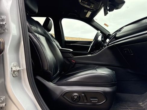 Used 2024 Jeep Grand Cherokee Limited image 24