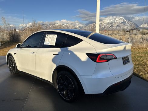 Used 2021 Tesla Model Y Long Range image 3