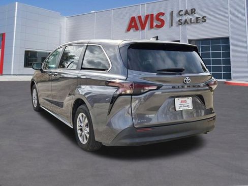 Used 2025 Toyota Sienna LE image 9