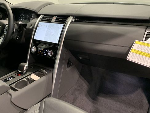 New 2025 Land Rover Discovery S image 4