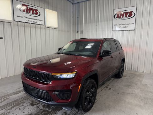 Used 2025 Jeep Grand Cherokee Altitude AWD/4WD image 15