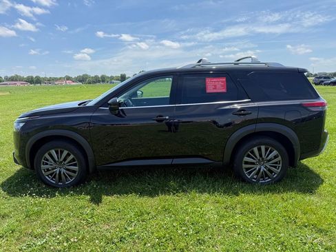 Certified 2025 Nissan Pathfinder SL w/ SL Premium Package AWD/4WD image 8