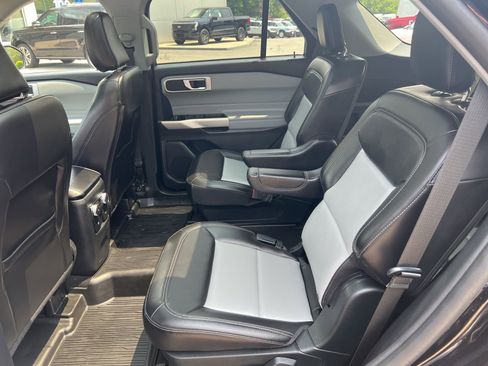 Used 2022 Ford Explorer XLT w/ Equipment Group 202A image 16