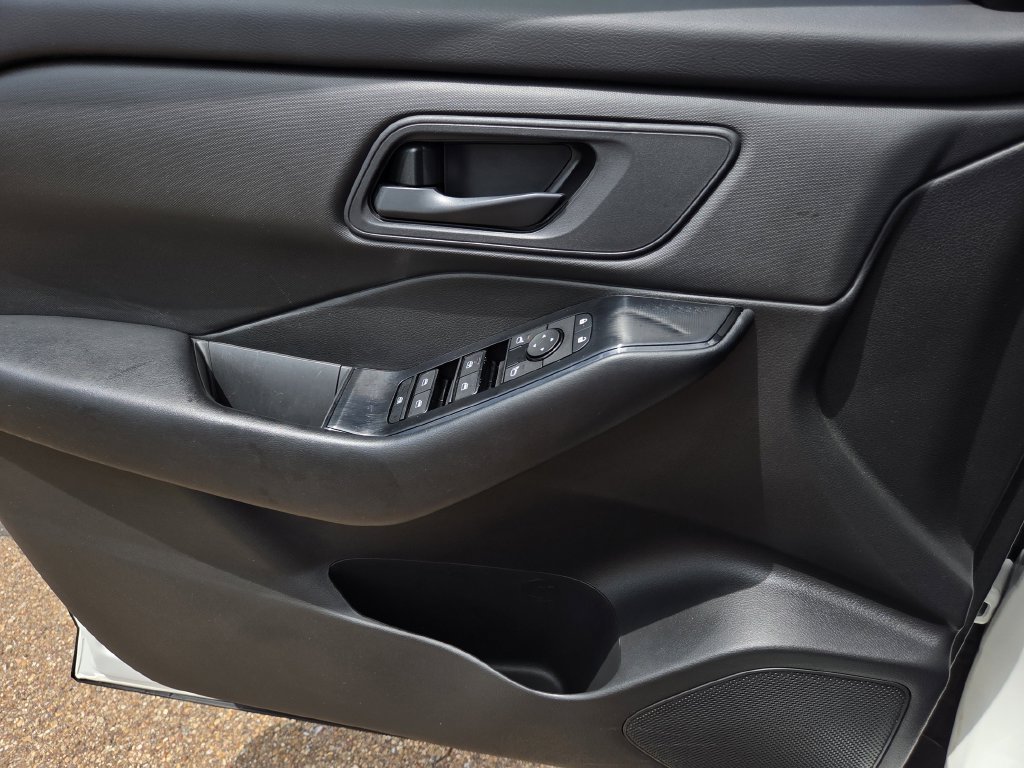 Used 2024 Nissan Rogue S FWD image 17