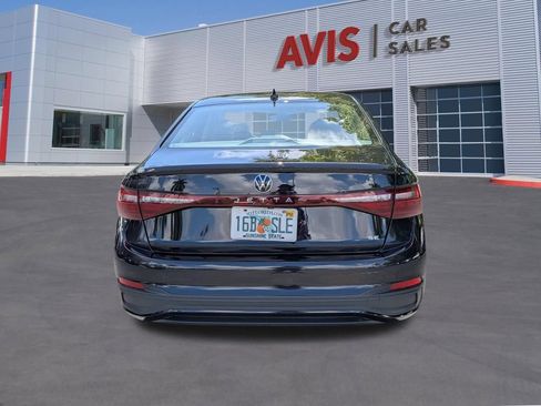 Used 2025 Volkswagen Jetta SE FWD image 9