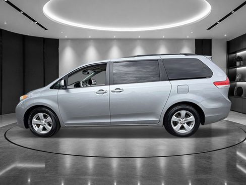 Used 2012 Toyota Sienna LE FWD image 3
