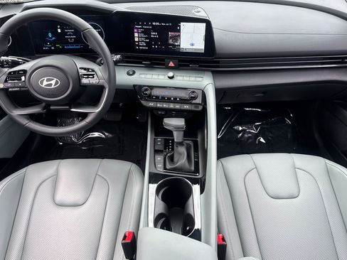 Used 2025 Hyundai Elantra Limited FWD image 16