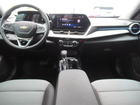 Used 2025 Chevrolet Trax LT w/ Sunroof Package FWD image 12