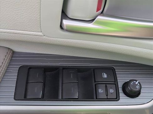 Used 2026 Toyota Sienna XLE FWD image 10