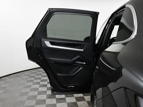 Used 2025 Porsche Cayenne AWD/4WD image 32