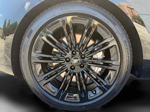 New 2025 Land Rover Range Rover Long Wheelbase SE image 9
